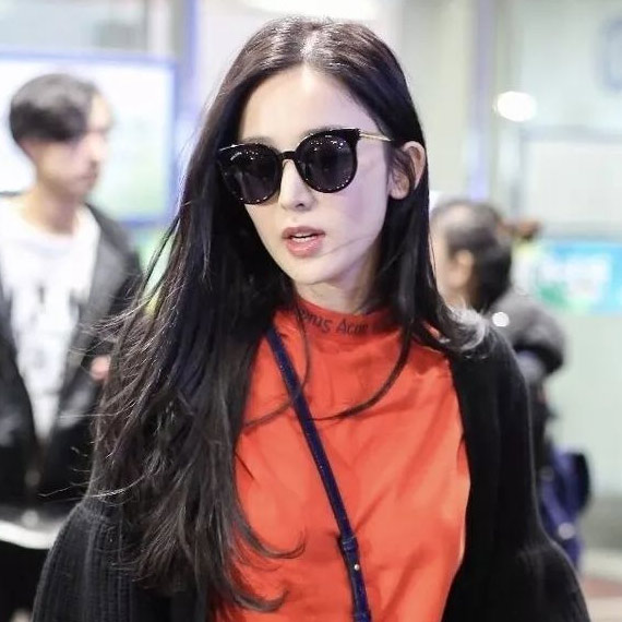 娜扎关晓彤演绎2019流行色单品，这么好搭的珊瑚橘还不快入手？ 