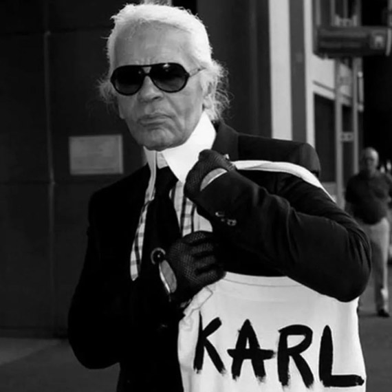 老佛爷去世的今天，我们才明白他的毒舌只是在告诉世界“Karl Who?”！ 