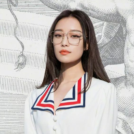 倪妮看秀造型被称赞，平光镜加分不少？热巴、小S也懂它的好！ 