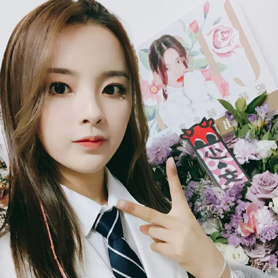 火箭少女素颜太能打,出个化妆教程也不枉了横冲直撞20岁！ 