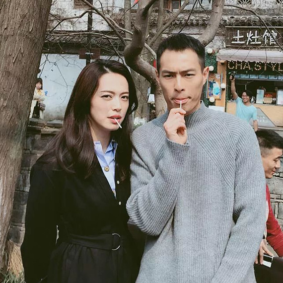 学不会姚晨撩杨祐宁那两下子？她的同款丝巾先系起来！ 