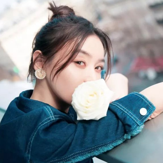 袁姗姗巴黎时装周翻包记：女明星的保养秘密都在这里！ 
