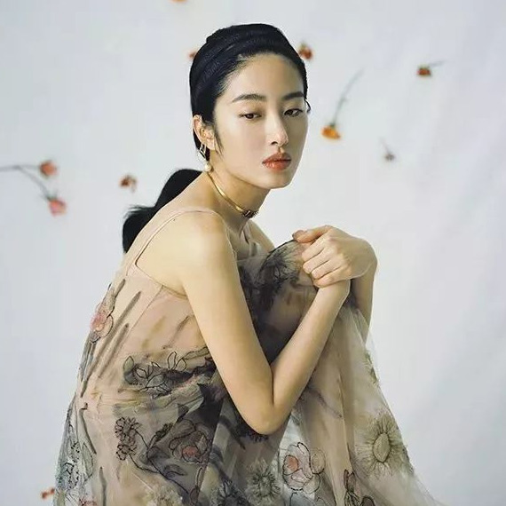 杨采钰 被眷顾的人生更勇敢 | COVER STORY 