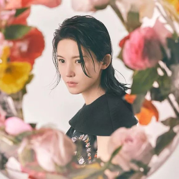 Figaro Mode封面故事 |杨子姗 淡然的风，吹进她心里 