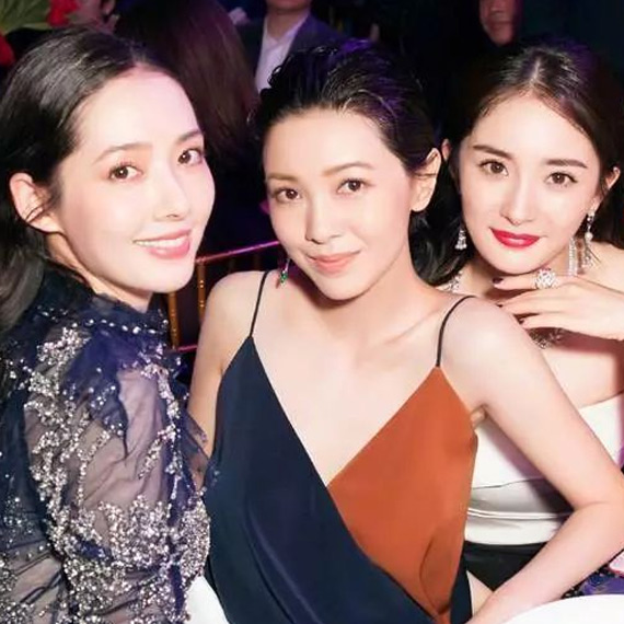 郭碧婷订婚郭采洁被cue，杨幂谢依霖携手营业，时代姐妹花各有各的精彩 