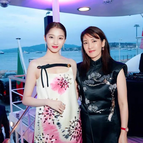 2019最火的潮流元素竟然是中国工艺？ Angelababy、江疏影和关晓彤抢着穿！ 