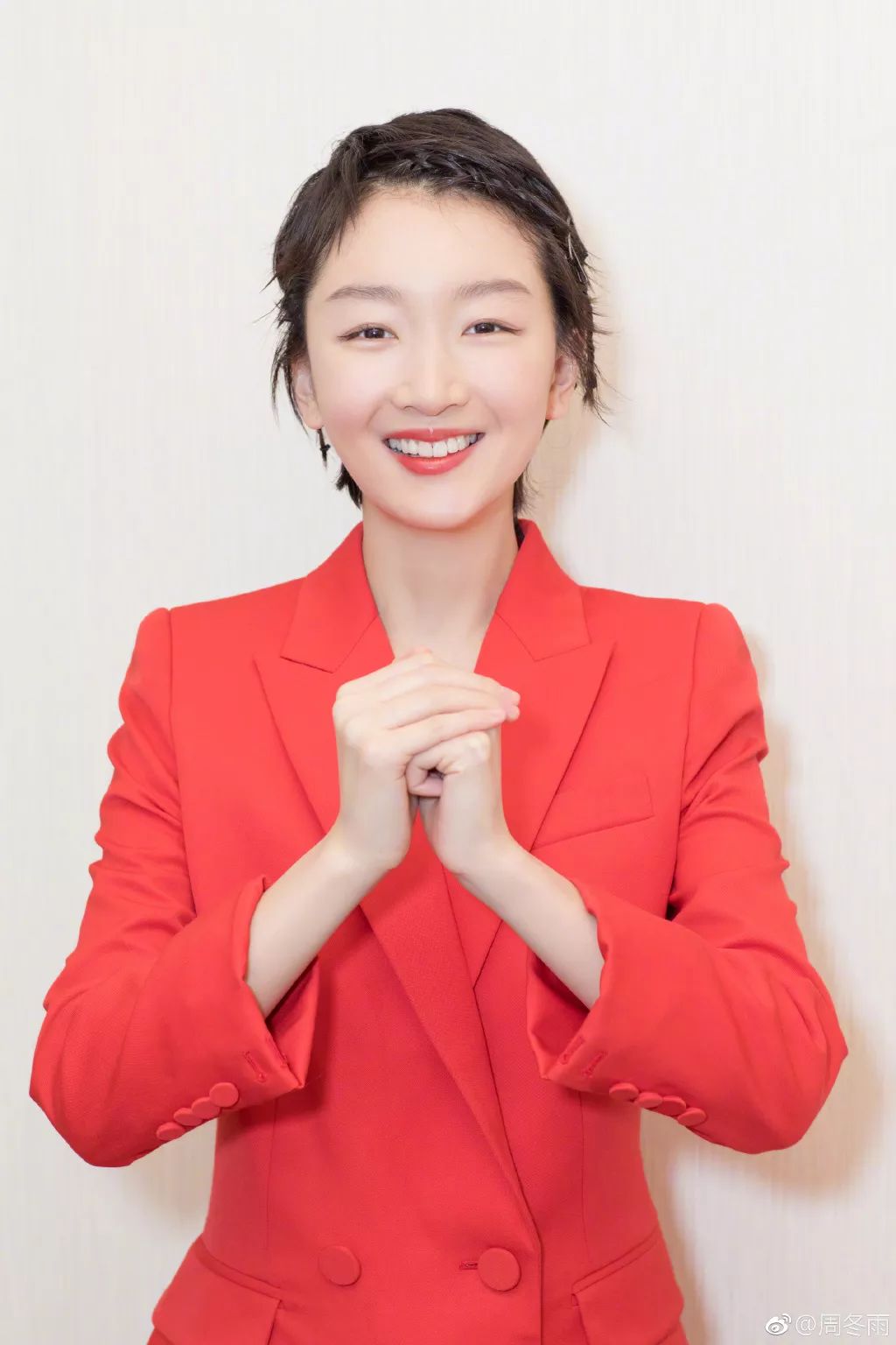 而且除了主持人李思思外,周冬雨和马思纯这对儿好姐妹,也在过年期间选