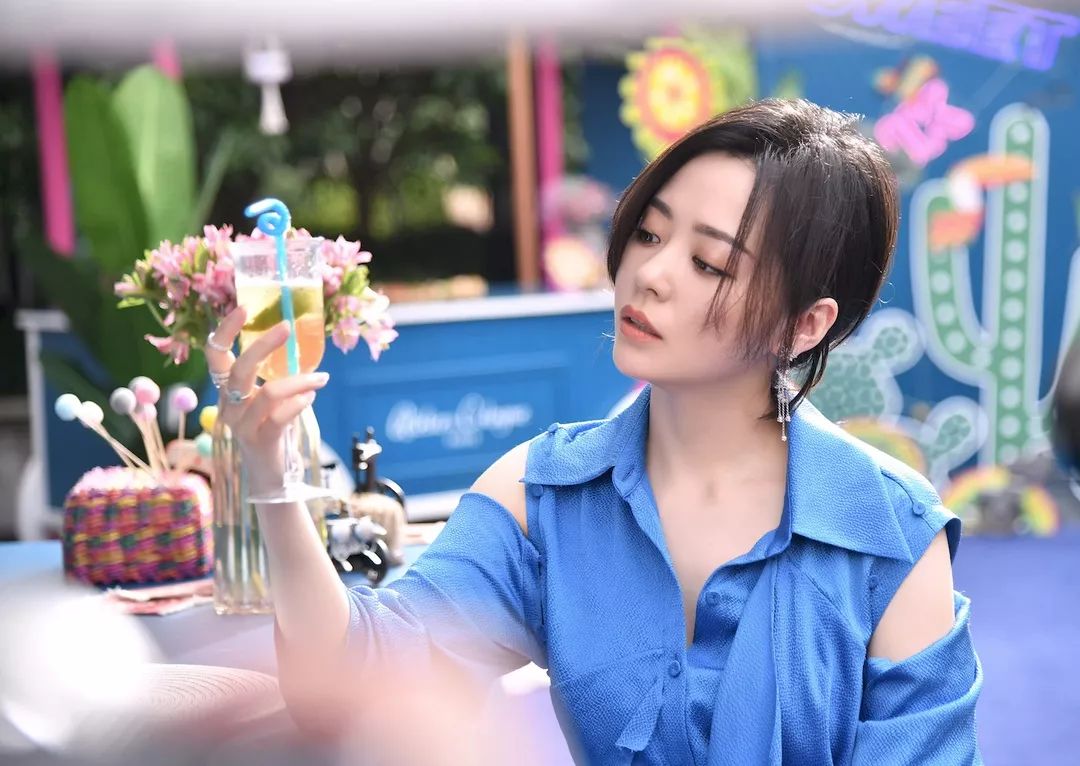 被粉丝喊张珍妈妈爱你张靓颖表示很懵但开心