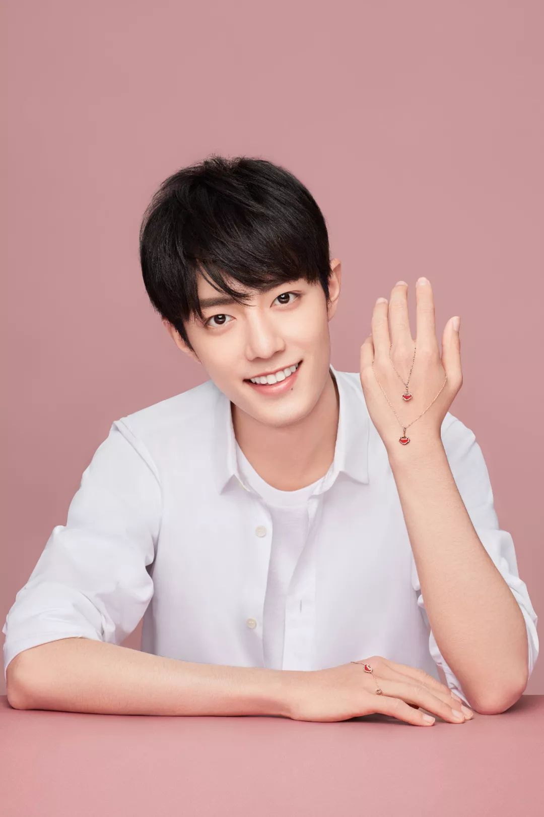 是一种和爱豆隔空秀恩爱的方式不是吗~时装编辑/李辰本文图片来自网络