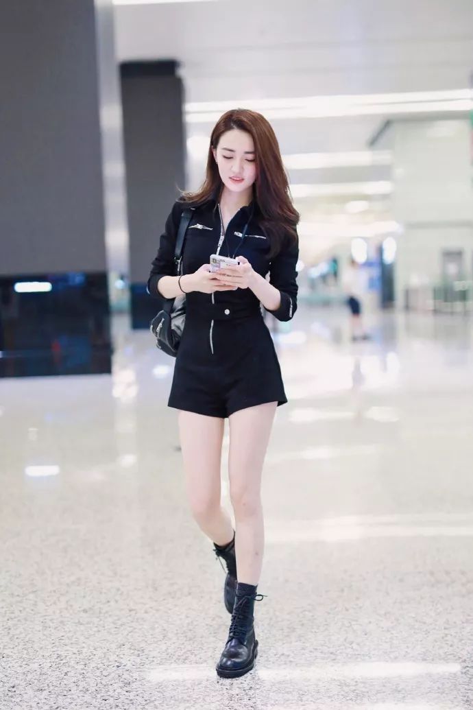 酷女孩穿军靴从不反对选黑色