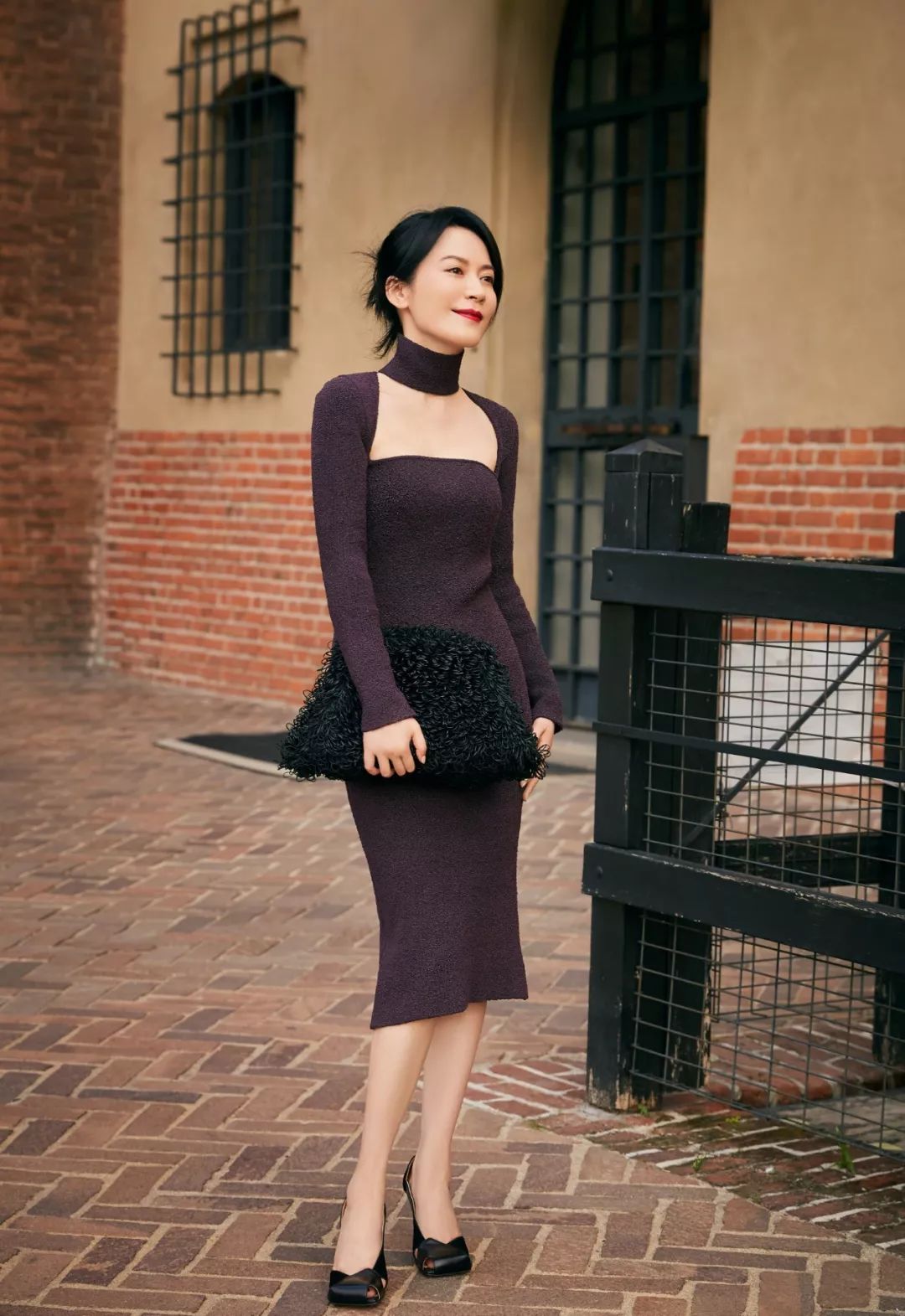 俞飞鸿身着bottega veneta黑色皮质连衣裙,搭配长款风衣,the bloc高跟