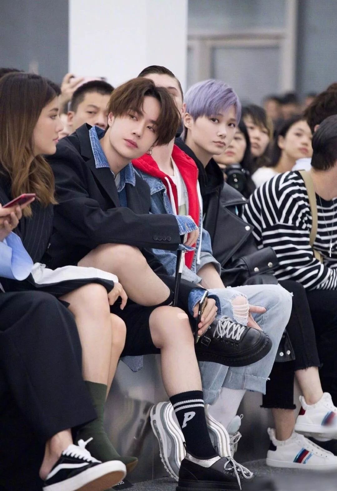 王一博拥有很多双黑白配色的运动袜,仅仅是一双袜子就让时髦度飙升