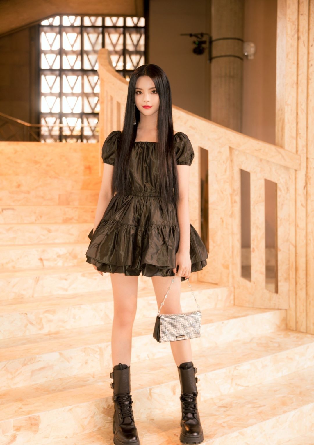 杨超越这双miumiu的厚底马丁靴,鞋履的小设计偏运动气息,搭配黑色小