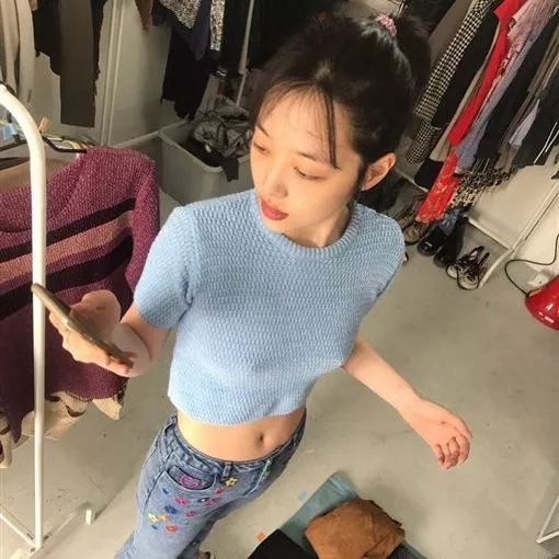 的直播,一是她在直播过程中说有人骚扰;二是不慎露胸走光而引起热议