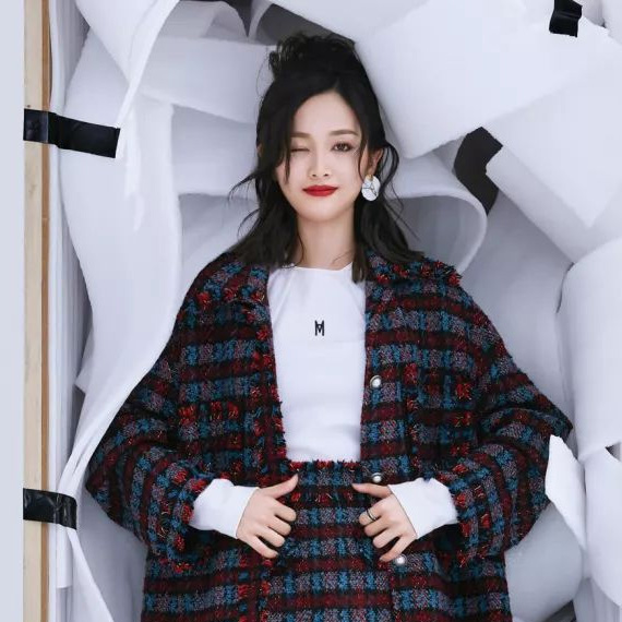 火箭少女101 吴宣仪，御姐一秒变芭比 