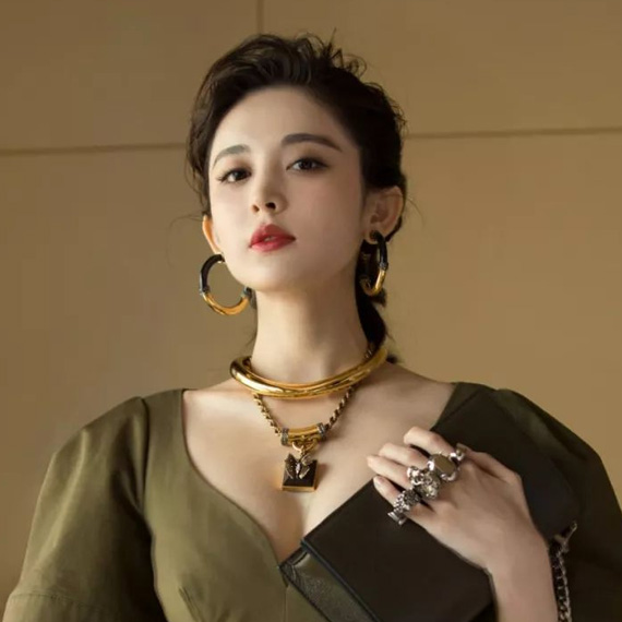 宋妍霏、周雨彤，她们谁的腰带更显瘦？ 