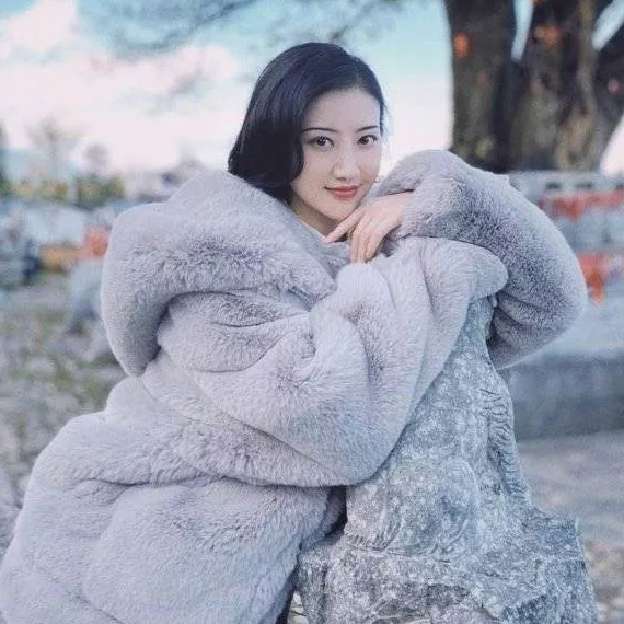 景甜穿上厚厚的它也能美成一道风景线！ 