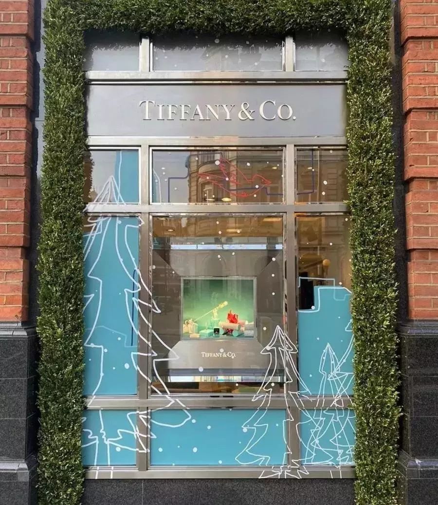tiffany永远是女人的梦,所以橱窗总是满满梦幻感,充满童话色彩.