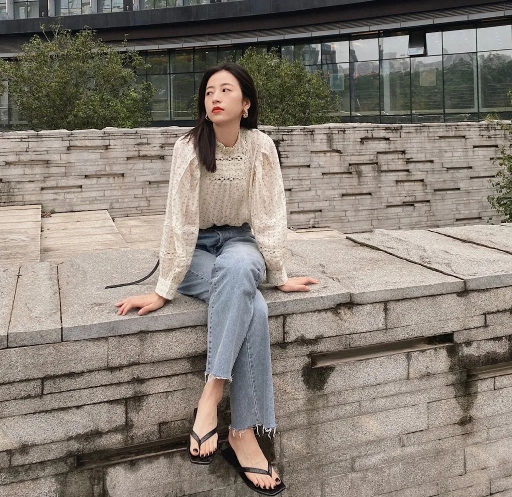 周雨彤出街就用方头夹脚搭配雪纺衫和牛仔裤造型,休闲,摩登兼具,度假