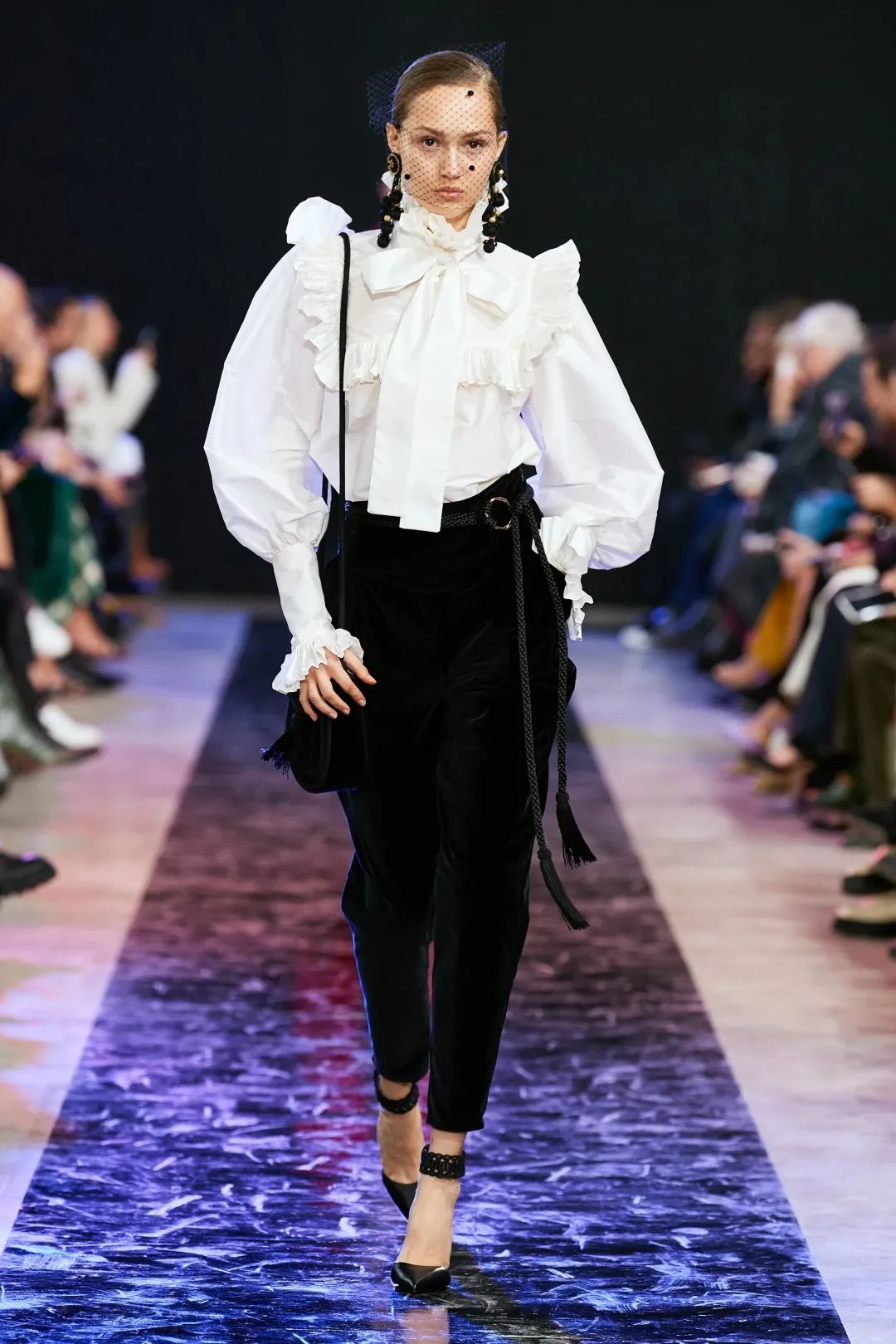 你离乘风破浪就差一件白衬衫