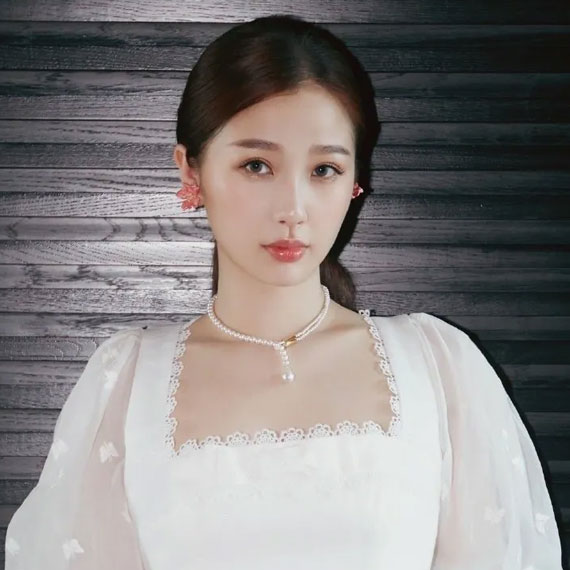 带珍珠项链的“撕油女”来了！ 