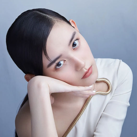 HER ATTITUDE青春有戏之蒋依依封面片场：让我听一段儿相声 