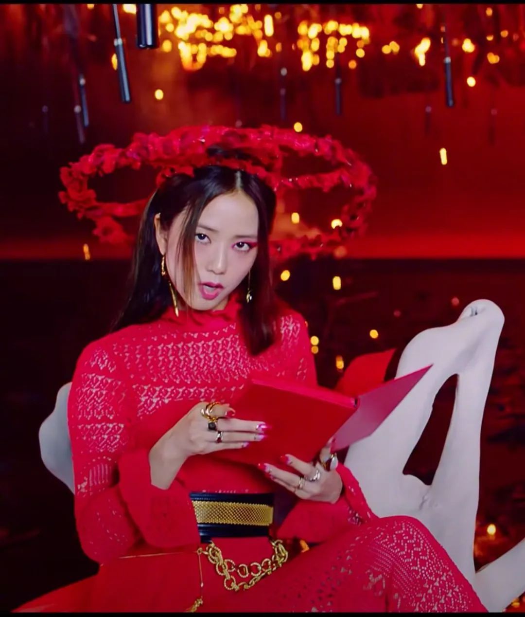 作为点睛之用的红色可以说撑起了全团主调,在一片暗黑风格的氛围中也