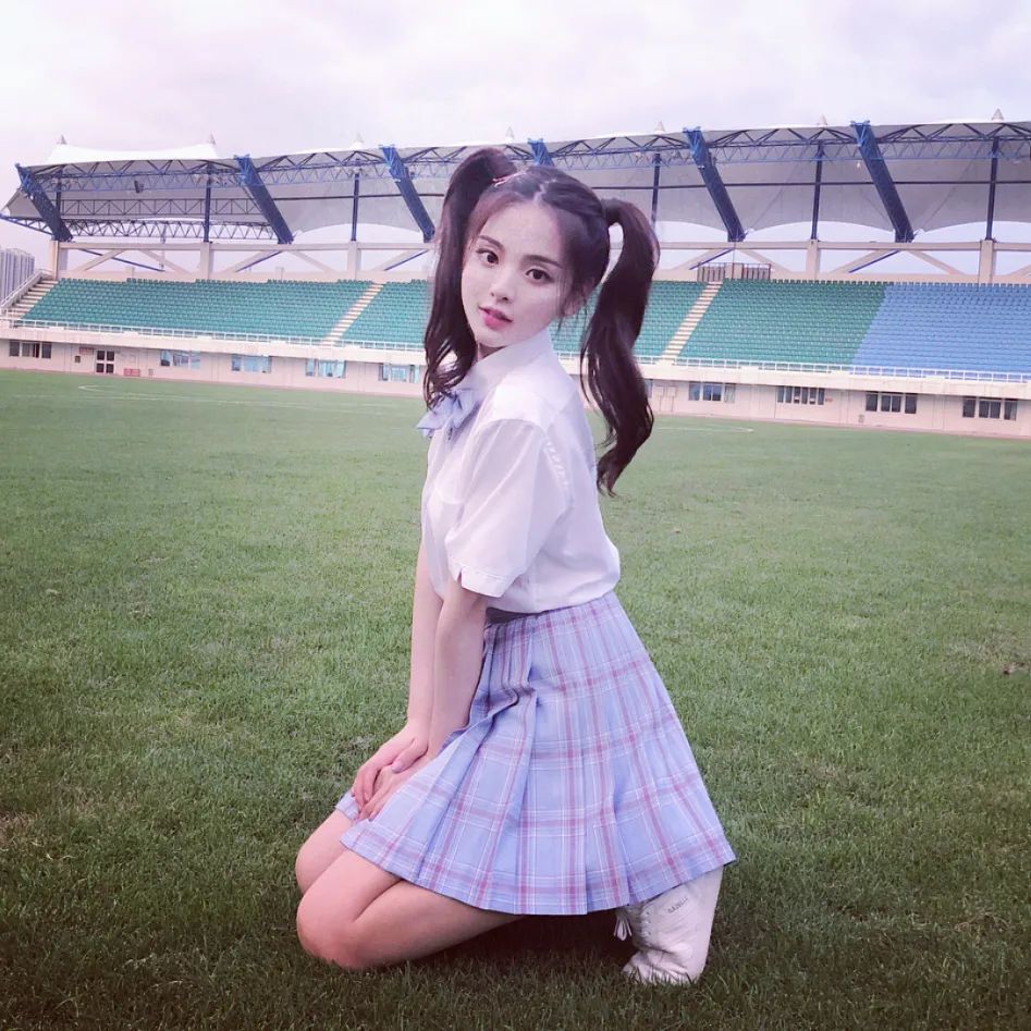 微卷的发尾弧度,再穿上一身jk制服妥妥就是校园剧里的萌新学妹,元气