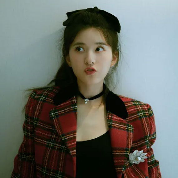 戚薇穿是复古港女，赵露思穿是可爱小野猫的西装，你确定不来一件吗？！ 